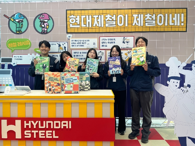 현대제철 퓨처보드 구성원들이 그라운드 룰 '제철 레시피' 홍보부스에서 임직원들과 소통하고 있다. / 사진=현대제철 제공