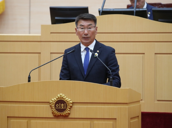 김재철 전라남도의원이 10월 20일, 본회의장에서 건의안에 대해 제안설명을 하고 있다.