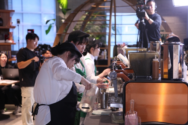 스타벅스 장애인 바리스타 대회에서 장애인과 비장애인 파트너들이 음료를 제조하고 있다. / 사진=스타벅스 제공