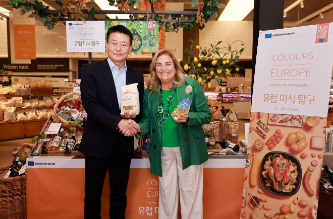지난 20일 올가홀푸드 방이점에서 진행된 ‘유럽 미식 탐구’ 기획전에 참석한 올가홀푸드 강병규 대표(왼쪽)와 주한유럽연합(EU) 마리아 카스티요 페르난데즈 대사(오른쪽)가 기념 사진을 찍고 있다. / 사진=풀무원 제공