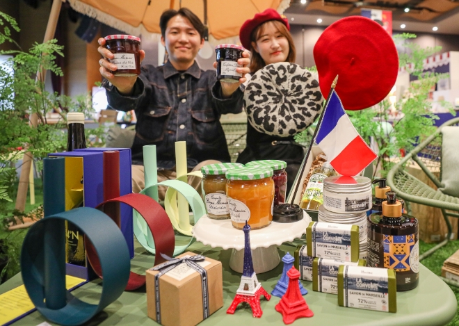 22일 오전, 서울 강남구에 위치한 현대백화점 무역센터점 10층 문화홀 행사장에서 직원들이 '파리지앵 라이프스타일 페어' 상품을 소개하고 있는 모습. / 사진=현대백화점 제공