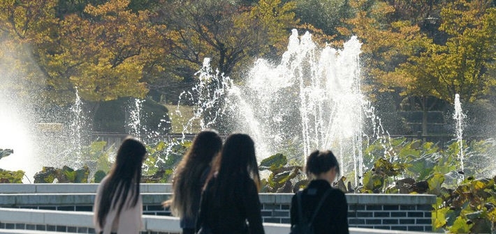지난 18일 전북 전주시 전주덕진공원을 찾은 시민들이 시원한 분수대를 바라보며 산책을 즐기고 있는 모습.
