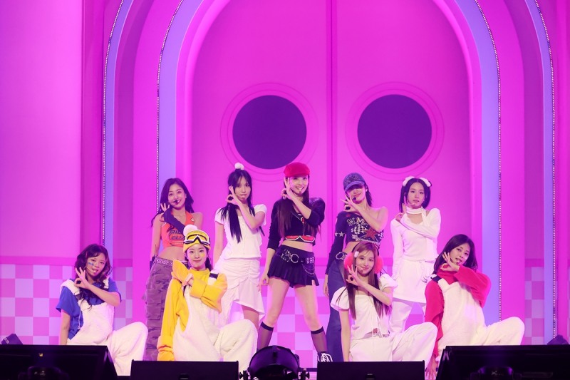 “모든 발자취 함께 한 팬들, 우리의 원동력” 트와이스, 데뷔 8주년 기념 팬미팅 성료