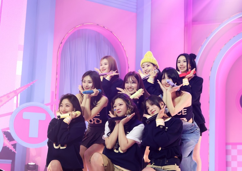 “모든 발자취 함께 한 팬들, 우리의 원동력” 트와이스, 데뷔 8주년 기념 팬미팅 성료