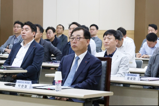 박현철 롯데건설 부회장을 비롯한 전 임원이 ‘경영진 안전 마인드셋 강의’를 경청하고 있다. / 사진=롯데건설 제공
