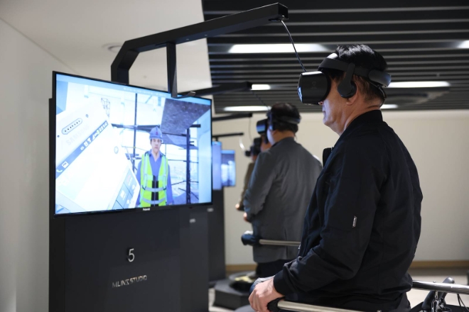 롯데건설 안전체험관 ‘Safety ON’에서 파트너사 CEO들이 안전체험을 진행하고 있다. / 사진=롯데건설 제공