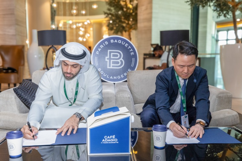 지난 22일(현지시각) 사우디아라비아 리야드 페어몬트 호텔에서 열린 '파리바게뜨 중동 진출을 위한 조인트 벤처 파트너십 업무 협약(MOU)’ 행사에서 허진수 SPC그룹 사장(오른쪽)과 갈라다리 브라더스 그룹 모하메드 갈라다리 회장이 기념 사진을 촬영하고 있다. / 사진=SPC 제공