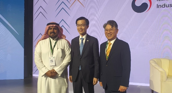 (오른쪽부터) 곽재선 KG 모빌리티 회장, 방문규 산업통상자원부 장관, 파드 알도히시(Dr. Fahd S Aldohish) SNAM사 대표이사가 기념 촬영을 하고 있다. / 사진=KG 모빌리티 제공