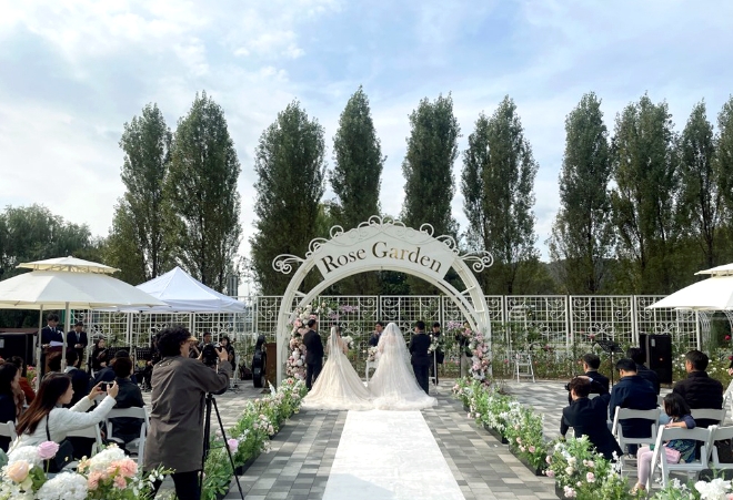 KB증권과 서울시 미래한강본부가 협력하여 지난 22일(일) 광나루한강공원 장미원에서 올해 두 번째‘한강 야외결혼식’을 진행했다. / 사진=KB증권 제공