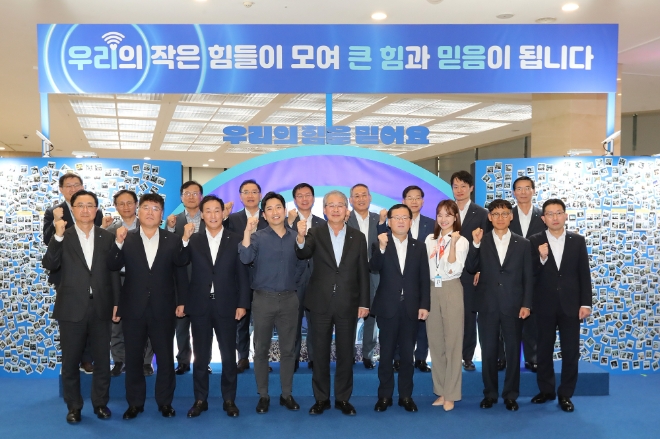 임종룡 우리금융그룹 회장(앞줄 오른쪽에서 다섯 번째)이 지난 20일 자회사 CEO 및 임직원들과 우리금융 본사에 모여 조직문화 혁신을 다짐하며 기념촬영을 하고 있다. / 사진=우리금융 제공