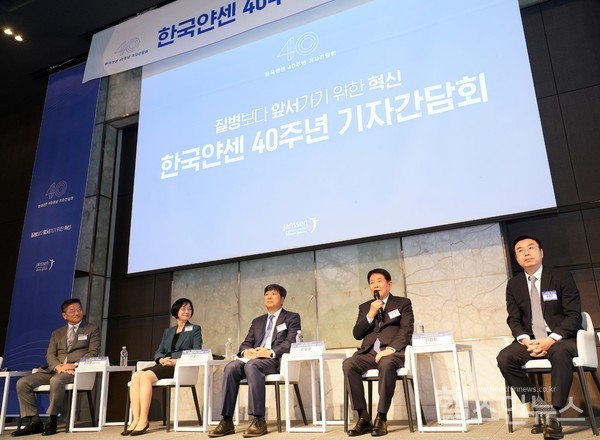 (왼쪽부터)얀센백신이우춘(JohnYi)사장,한국글로벌의약산업협회(KRPIA)이영신부회장,대한정신약물학회이사장원광대이상열교수,유한양행이정희이사회의장,한국얀센의학부정형진전무(한국얀센제공)