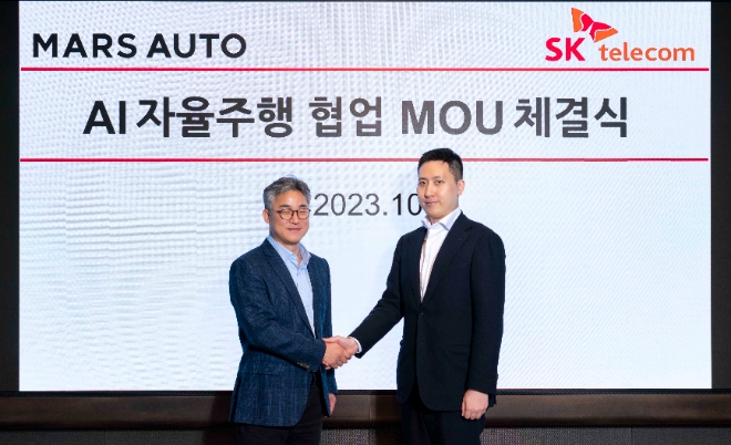 SK텔레콤(SKT)은 트럭 자율주행 스타트업 마스오토(Mars Auto)와 AI 대형트럭 자율주행 고도화 사업협력을 위한 업무협약(MOU)을 체결했다고 23일 밝혔다. 사진은 (좌측부터)SKT 정석근 글로벌/AI 테크 사업부장과 마스오토 노제경 부대표가 업무협약식에서 기념촬영을 하는 모습. (사진 = SKT 제공)