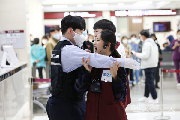 고려대안산병원에서의료진폭언·폭행대비모의훈련이진행되고있다