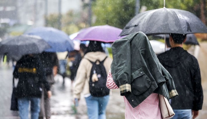 지난 19일 서울 강남구 코엑스 인근에서 옷을 뒤집어 쓴 한 시민이 이동하고 있는 모습.
