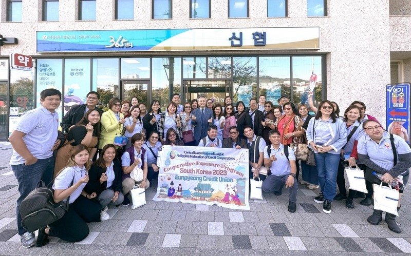 필리핀신협연합회 임직원들이 은평신협을 방문하였다. 가운데 은평신협 민병규 이사장, 좌측뒷편 3번째 막달레나 본독 회장