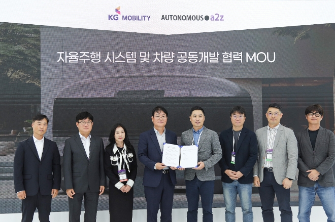 권용일 KG 모빌리티 기술연구소장(사진 왼쪽 네 번째)과 한지형 오토노머스에이투지 대표(사진 왼쪽 다섯 번째) 등이 자율주행 시스템 개발 협력을 위한 양해각서(MOU)를 체결하고 기념촬영을 하고 있다. / 사진=KG 모빌리티 제공