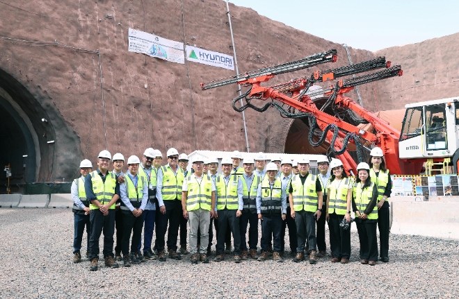 정의선 회장이 건설 현장 임직원들과 기념 촬영을 하고 있다. / 사진=현대차그룹 제공