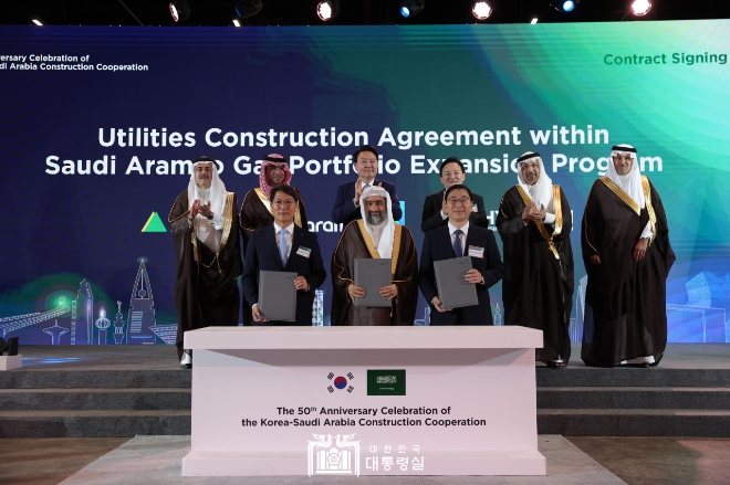 수주 계약식에 참석한 주요 관계자들이 계약서에 서명을 하고 있다. (1열 좌측부터 홍현성 현대엔지니어링 대표, 와일 알 자파리 아람코 부사장, 윤영준 현대건설 대표, 2열 좌측부터 아민 알 나세르 아람코 CEO, 마지드 알 호가일 사우디 주택부장관, 윤석열 대통령, 원희룡 국토부장관, 칼리스 알 팔리 사우디 투자부장관, 살레 알 자세르 사우디 교통부장관) / 사진=대한민국 대통령실 제공