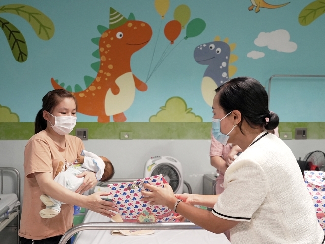 KB증권 박정림 대표이사가 베트남 국립아동병원에 방문하여 후원금 전달식을 마친 후 직접 병실을 찾아 환아들에게 선물과 응원메시지를 전달하고 있다. / 사진=KB증권 제공