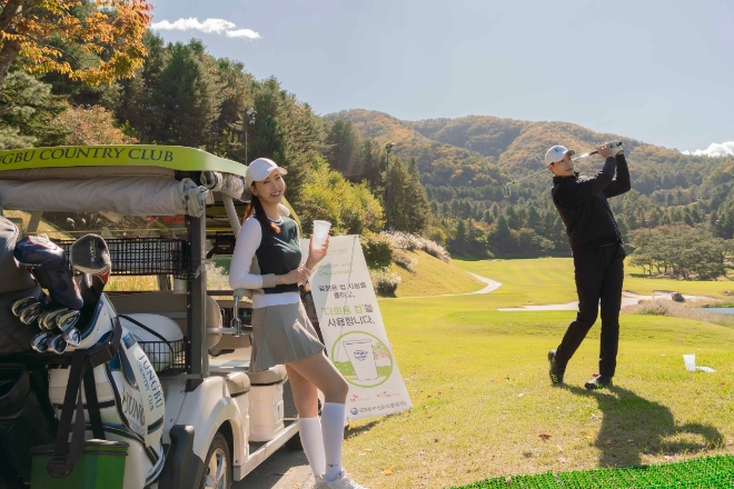 SK텔레콤(SKT)은 지난 23일 경기도 광주시 중부컨트리클럽에 다회용 컵 순환 시스템을 공급하기 위한 업무협약을 체결했다고 24일 밝혔다. 사진은 SKT 모델들이 골프 코스에서 해피해빗 다회용 컵을 이용하는 모습. (사진 = SKT 제공)
