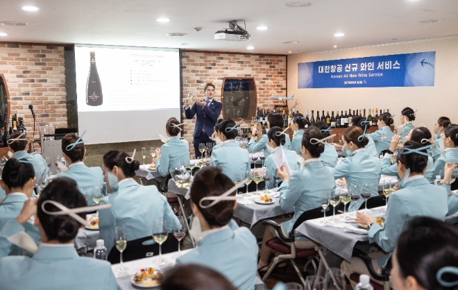 대한항공은 지난 22일과 23일 양일간 서울시 강서구 공항동 소재 대한항공 객실승무원 훈련센터에서 퍼스트클래스 담당 객실승무원 150명을 대상으로 기내 와인 교육을 실시했다고 24일 밝혔다. 사진은 대한항공 와인 컨설턴트 마크 알머트가 대한항공 퍼스트클래스 담당 객실승무원 150명을 대상으로 기내 와인 교육을 실시하는 모습. (사진 = 대한항공 제공)