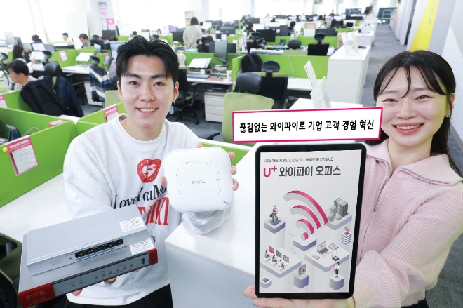 LG유플러스는 10인 이상 소규모 사업장을 겨냥해 월 4만7300원에 매장별 맞춤형 무선 인터넷 환경을 구현하는 ‘U+와이파이오피스’를 신규 출시했다고 24일 밝혔다. 사진은 LG유플러스 임직원들이 U+와이파이오피스를 구성하는 AP, AP컨트롤러, 전원공급장치를 소개하는 모습. (사진 = LG유플러스 제공)
