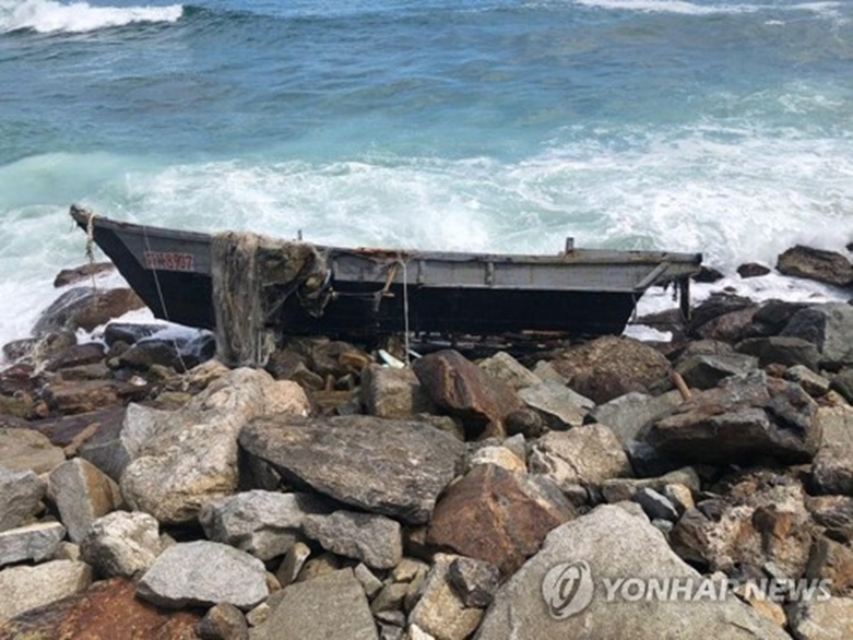 2019년 7월 고성 해안가서 발견된 북한 목선(사진=연합)