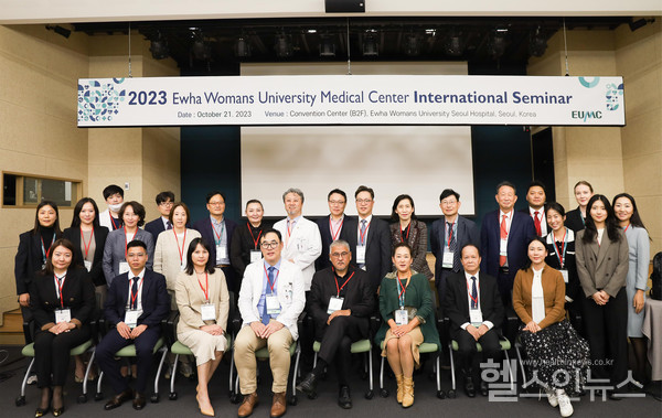 ‘2023이화국제의료세미나’에참석한4개국의료진들이기념사진을촬영하고있다.