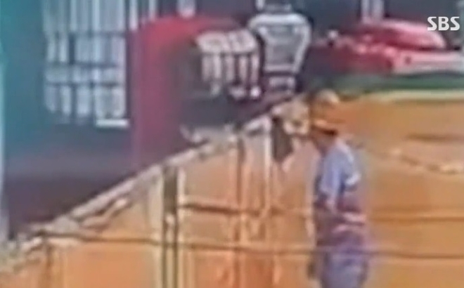 칭다오 맥주공장에서 맥주의 원료인 맥아가 담긴 곳에서 소변보는 남성의 모습을 촬영한 영상이 웨이보(중국판 트위터)에 올라와 논란이 되고 있다. (사진 = SBS 보도 화면 캡쳐)