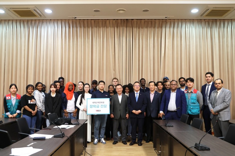 장학금 전달식 단체 사진