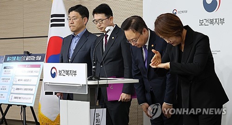 인사하는 조규홍 복지부 장관(사진=연합)
