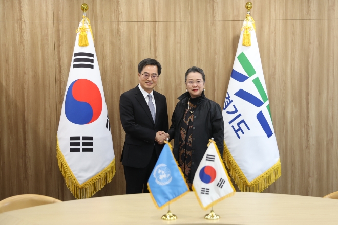 김동연 경기지사는 24일 오후 경기도청에서 유엔(UN) 산하기구인 아시아·태평양 경제사회위원회 아미다 살시아 엘리스자바나 사무총장과 만나 기후대응에 협력하기로 다짐하고 기념사진을 찍고 있다.(사진=경기도)