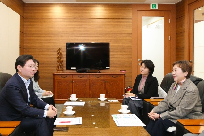 이상일 용인특례시장(왼쪽)이 23일 한국산업기술진흥원을 방문해 민병주 원장과 용인특례시의 반도체 생태계 확대와 용인의 반도체 부품·장비(소부장) 기업의 경쟁력 강화, 반도체 관련 인재 양성을 위한 협력 방안을 논의했다.(사진=용인시)