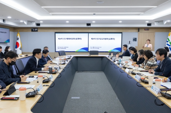 경기도 제4차 인구톡톡위원회 실행위원들이 저출산 추가대책을 확정하고 있다. (사진=경기도)