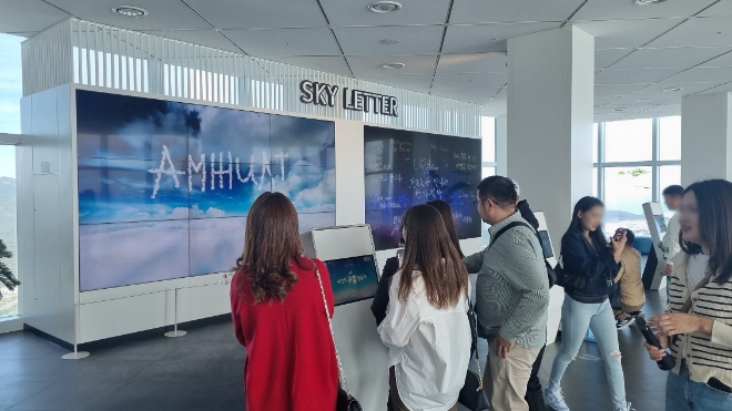 의료 관광 및 문화 체험을 위해 부산을 방문한 몽골 대학생, 방송사, 저널리스트 등 현지 관계자들이 지난 22일 부산 해운대구에 위치한 국내 최대 규모 전망대 부산엑스더스카이에서 다양한 체험을 즐기고 있다. / 사진=풀무원 제공