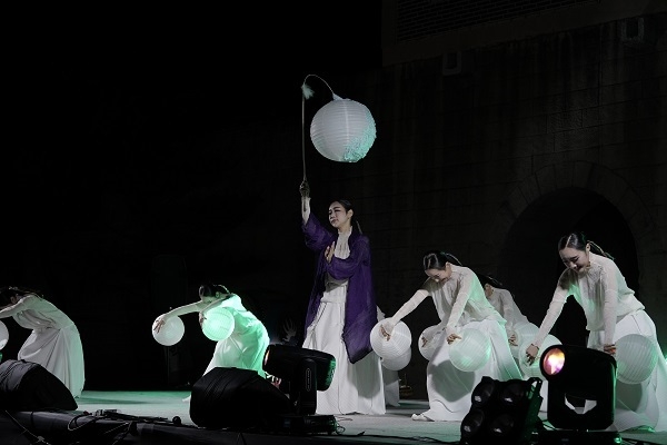 달항아리 빚기공연과 연계한 SY춤컴퍼니의 달항아리 춤 공연