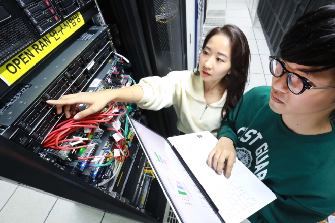 LG유플러스는 글로벌 플랫폼 제조사들과 국내 최초로 오픈랜 공용 플랫폼 시험 검증에 성공했다고 25일 밝혔다. 사진은 LG유플러스 직원들이 오픈랜 공용 플랫폼을 검증하고 있는 모습. (사진 = LG유플러스 제공)