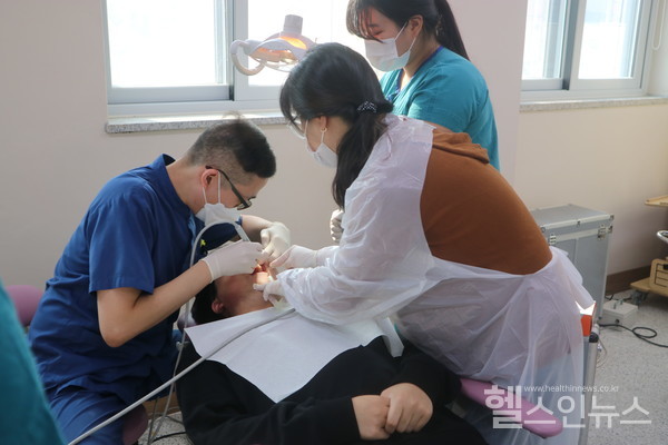 서울대치과병원중앙장애인구강진료센터의료진이양주도담학교학생을진료하고있다.