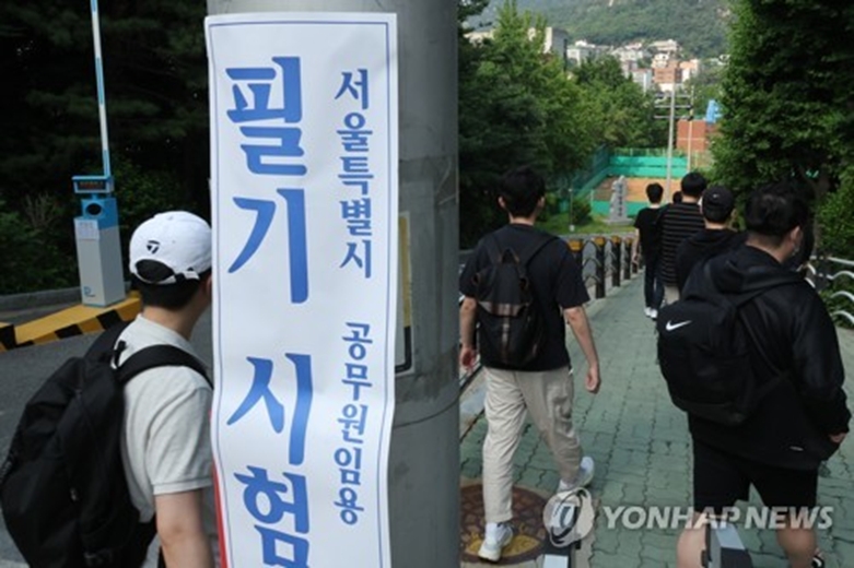 시험장 들어가는 공무원 공채 지원자들(사진=연합)