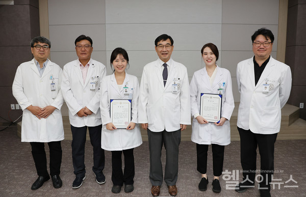 (왼쪽부터)박용범학술연구부장,정형진연구부원장,손한빈정신건강의학과전공의,고경수원장,이유리안과전공의,김원진료부원장