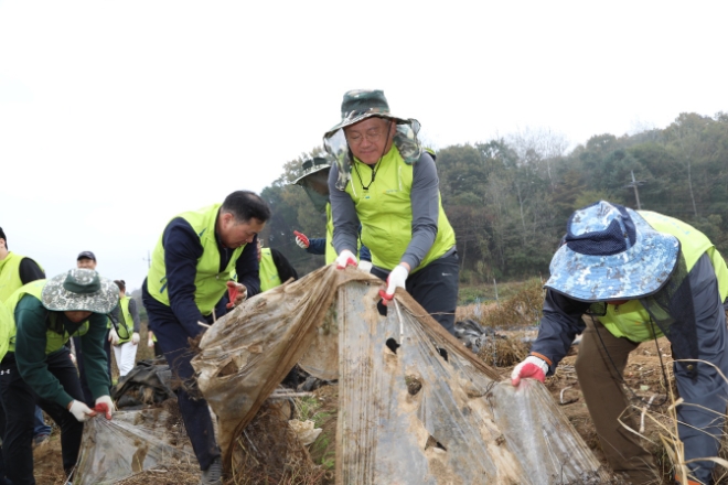 NH투자증권이 25일 경기도 파주시 문산읍 당동2리 농가를 찾아 일손돕기 봉사활동을 진행했다. 정영채(오른쪽 두번째) 사장과 임직원들이 비닐 제거 작업을 돕고 있다. / 사진=NH투자증권 제공