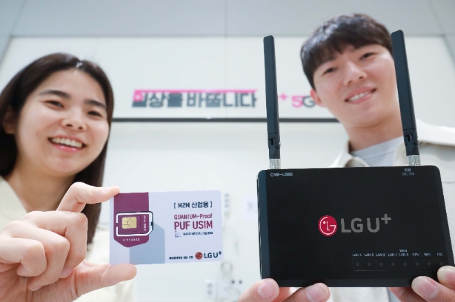 LG유플러스는 보안칩 전문 기업 ‘아이씨티케이홀딩스’와 함께 양자내성암호(PQC)와 물리적 복제 방지(PUF) 기술이 동시 적용된 산업용 ‘PQC PUF-USIM(퍼프유심)’을 상용화했다고 25일 밝혔다. 사진은 LG유플러스 직원들이 ‘PQC PUF-USIM’을 소개하고 있는 모습. (사진 = LG유플러스 제공)