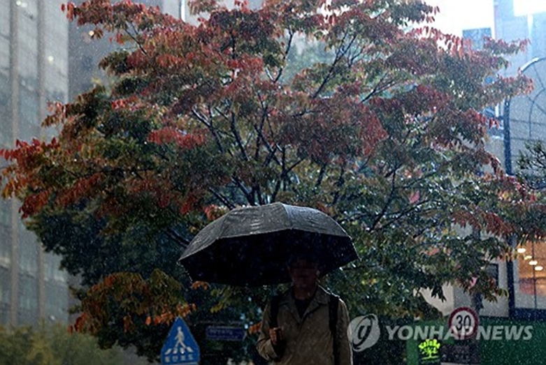 가을비 아침 출근길(사진=연합)