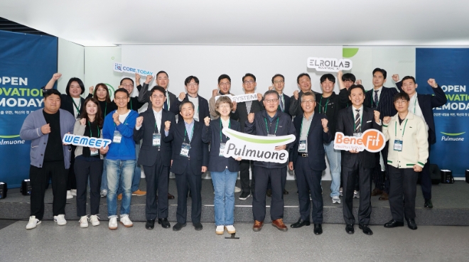 이효율 풀무원 총괄 CEO(앞줄 오른쪽 네 번째), 황윤경 서울창조경제혁신센터장(앞줄 오른쪽 다섯 번째)을 비롯한 ‘풀무원 오픈이노베이션 성과발표회(Demoday)’ 참석자들이 기념 촬영을 하고 있다. / 사진=풀무원 제공