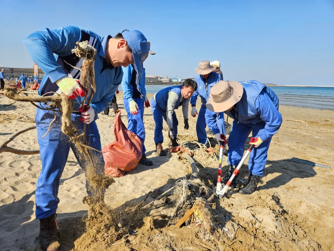 포스코퓨처엠 임직원들이 지난 23일 반려해변인 포항 청림해변에서 해양쓰레기 수거활동을 진행하고 있다. / 사진=포스코퓨처엠 제공