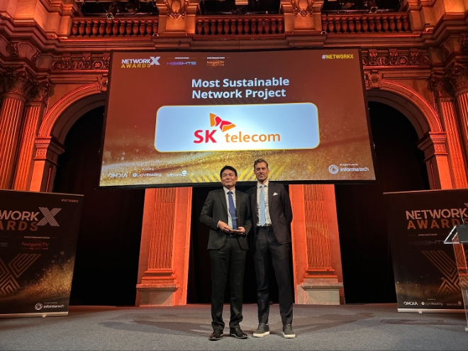 SK텔레콤(SKT)은 프랑스 파리에서 열린 ‘네트워크 엑스(Network X) 어워드’에서 ‘최우수 지속 가능 네트워크’ 부문을 수상했다고 26일 밝혔다. 사진은 네트워크 엑스 어워드 현장에서 이상민 SKT 액세스개발팀장이 수상하고 있는 모습. (사진 = SKT 제공)