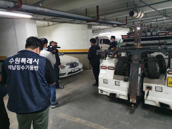 수원시 체납징수기동반이 고질체납차량을 추적하고 있다.(사진=수원시)