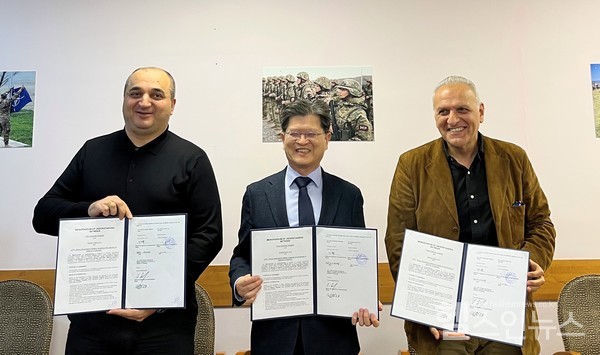 인하대병원김명옥기획조정실장(가운데)이조지아군병원,Aversi클리닉관계자들과MOU체결기념사진을촬영하고있다