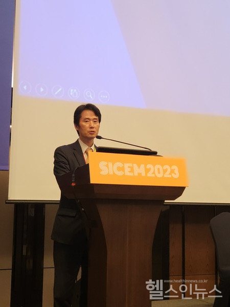 하정훈대한내분비학회미래이사가''학회젊은의학지지원에대한학회의플렌과비전'을발표하고있다.