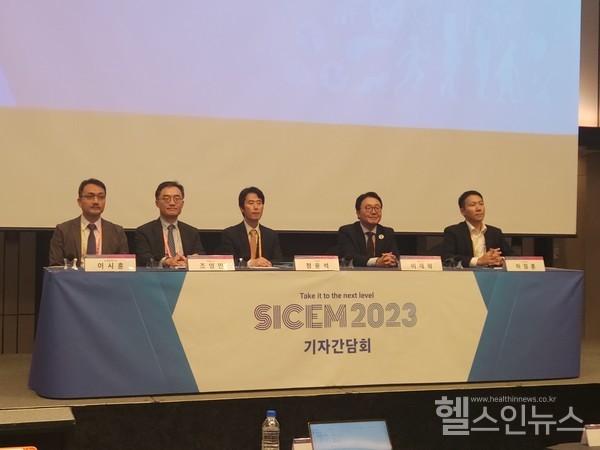 (왼쪽부터)대한내분비학회이시훈국제협력이사,조영민학술이사,정윤석이사장,이재혁총무이사,하정훈미래이사